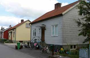Den ursprungliga fasaden av gult tegel är bevarad, liksom entréportens omfattning av utkragat tegel i rullskift.