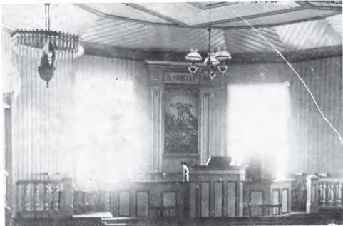 Byggnadens historia: 1876 uppförde den nybildade missionsföreningen på 15 personer det första missionshuset i kvarteret Toppön. Det byggdes på ofri grund och i stor utsträckning för lånade pengar.