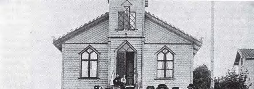 IMMANUELSKYRKAN STRÖMSLUND Församlingen framför sin kyrka 1910. Kyrkans huvudingång var då på norra gaveln.