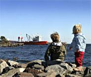 Bilaga 1 Ett av Sveriges största miljöskyddsprojekt SKB:s uppdrag är att här och nu ta hand om avfallet från de svenska kärnkraftverken. Problemet ska inte lämnas över till kommande generationer.
