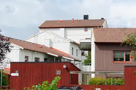 7(11) Lekplatsen En lekplats med god variation av grönytor och aktivitetsanläggningar ska anläggas inom området.