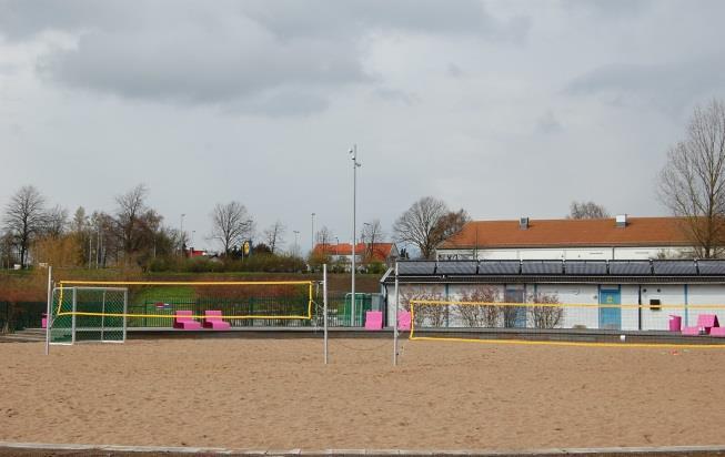 Den nya beachvolleybollplanen och utegymmet söder om Drottninghögsbadet. Trafik Planområdet nås från Rökullagatan som är en återvändsgata.