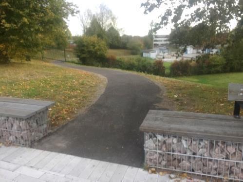 Linje 1 har två busshållplatser i närheten av Drottninghögsbadet, en vid Ica Maxi på Regementsvägen som ligger cirka 300 meter från entrén till utomhusbadet och andra vid Lidl på