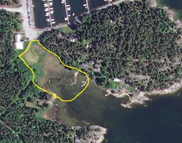 Område 6. Simpan KARTA Beskrivning På östra stranden av Femöre finns en grund, vassbevuxen vik, som i norr övergår i en gräsmark som gränsar till småbåtshamnen.