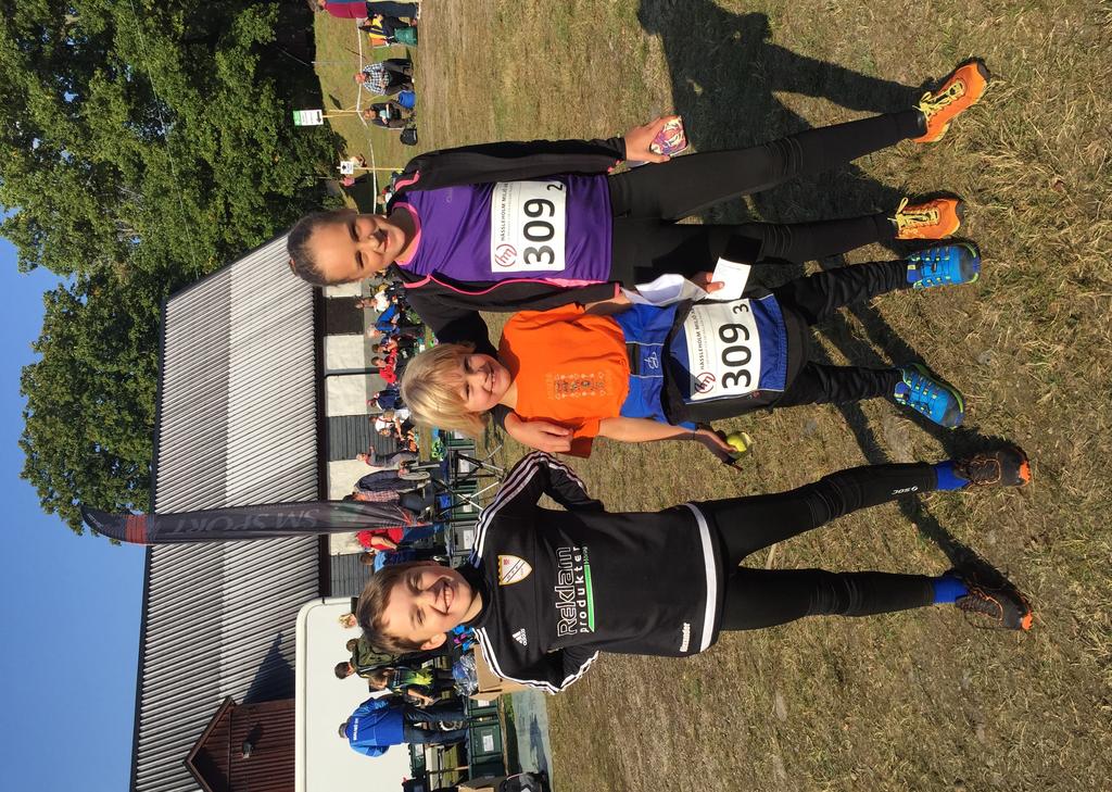 R UBR IK PÅ NY HE T S BRE VE T S ID A 1 5 ma in på upploppet stämplade Linda ut och kastade sig runt avspärrningarna och hann iväg tillsammans med Stellan.