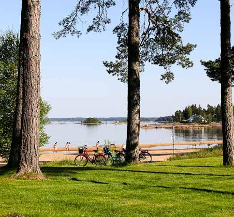 Badplatsen i Sundserud, Åsensbruk med härlig gräsmatta att ligga på. Foto: Susanne Emanuelsson.