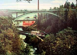 På Dalsland Center intill Dalslands kanal vid akvedukten hittar du en turistbyrå, intressanta utställningar, glashytta, café, brasserie, flera butiker och ett nyöppnat muséum.