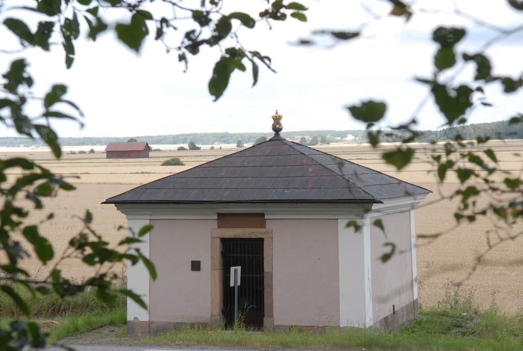 Det lilla huset söder om Uppsala där Mora stenar bevaras. Foto: Ulf Ivarsson/Bokebacken, 8.