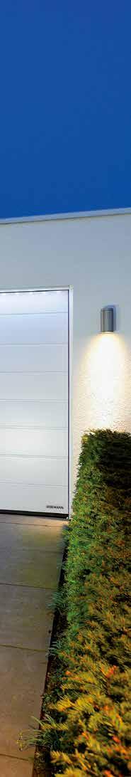 Välj mellan att montera LED-ljusrampen ovanför porten (bilden till vänster) eller på portbladets nederkant.