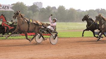 Kontio Jorma Segrare: hingst 4 år e. Zoot Suit-A Gift From Heaven. Ägare: Stall H.G.S.. Uppfödare: Menhammar Stuteri AB, Ekerö. Tränare: Hultman Stefan, Ekerö Totalisatoromsättning: 2.036.058 kr.