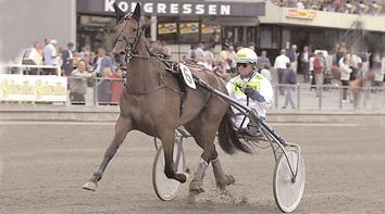 Snabbaste varmblod Snabbaste 4-åriga ston Itsy Bitsy Simb klarade sitt tillägg och skrällde till med 1.14,1 när hon för Jim Frick segrade till över 79 gånger pengarna.