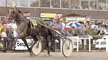 Insatslopp 3-åringar E3 - Öppen klass, final 1 (Grupp I, Int.) Bergsåker 29 juni. Något tung bana. 1.640.000 kr. 2140 m. Auto 1 Malabar Circle Ås 15,4 820.