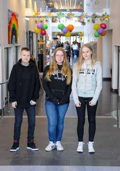 Elina Stendalen, Melinda Fjordell och Fanny Ansler, årskurs 8, har gjort ett skolarbete om jämställdhet. Vid invigningen blev det tårtkalas.