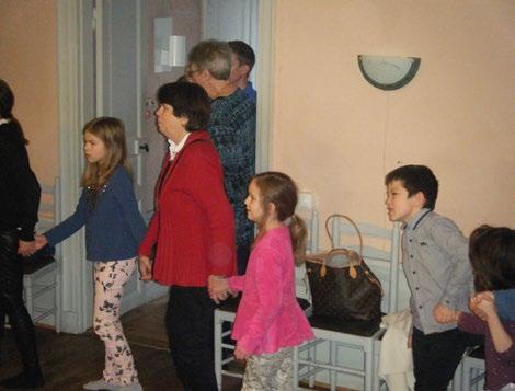 Alla, stora och små, deltog intensivt och engagerat i lekarna och dansen runt granen.