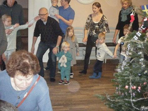 Han framförde en mängd traditionella visor till vilka dansen och lekarna genomfördes: Räven raskar över isen, Så här gör flickorna/gossarna när de går, med flera.