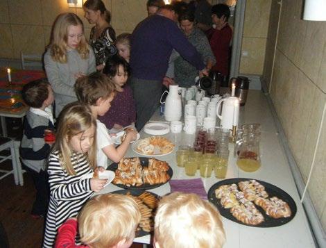 Efter ytterligare nästan en timmes lekar plundrades granen och bars ut under barnens jubel: Nu är glada julen slut, slut, slut. Julegranen kastas ut, ut, ut.
