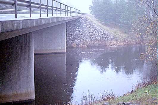 Em50. Emån, Kungsbron Datum: 2000-11-02 Kommun: Hultsfred Koord.: 636456 / 148344 N = Provyta F= Fotoriktning F Väg Proverna togs 5-15 m nedströms bron, längs den västra stranden.