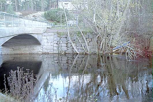 Em532. Silverån, Vena bro Datum: 2000-11-02 Kommun: Hultsfred Koord.: 637584 / 150344 = Provyta F= Fotoriktning N Hus Väg F Hus Proverna togs 0-10 m nedströms bron, längs den östra kanten.
