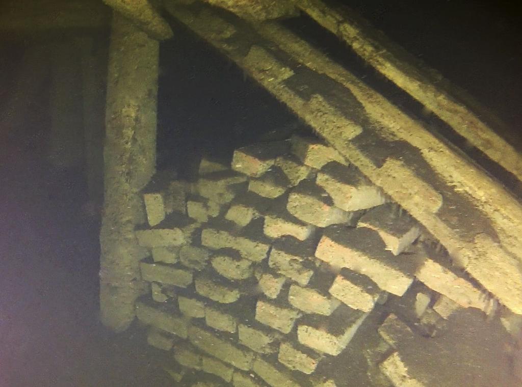 Figur 6. Bilden visar byssan på Svärdet. Det är tydligt att det inte är något kraftigare sedimentlager inne i skeppet. Foto: Per Eriksson, Pagi.