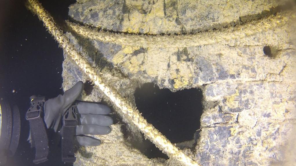 Figur 10. Bilden visar ett större hål efter en grovkalibrig rundkula, troligen 32 pund.