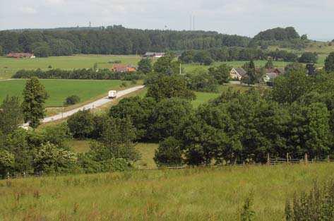 7.4 Romeleåsen (7.4.7) 1 Fälad SO Dörröd (1) Area: 20 ha Fastighet: Dörröd 3:5, 3:11, 20:1 Naturtyp: Träd- och buskrik naturbetesmark, K (7.4.7) 2 Skoghusets fälad (2) Area: 27,3 ha Fastighet: Veberöd 5:6, Dörröd 20:1 Naturtyp: Fäladsmark och hagmark, K, L, F En stor varierad fäladsmark med mycket träd.