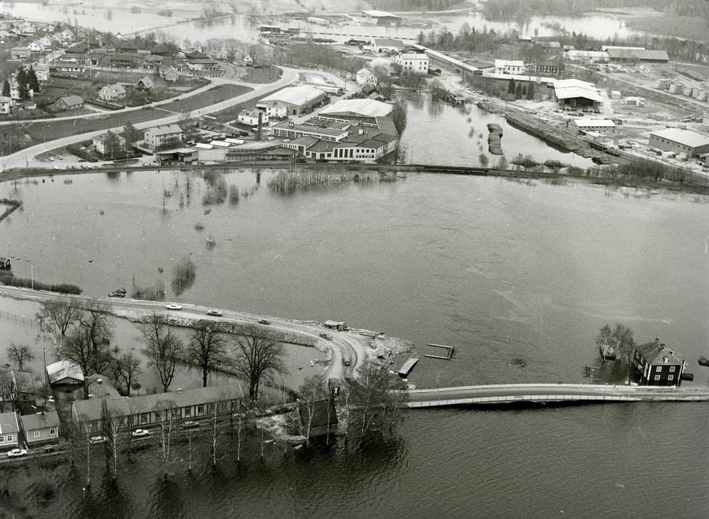 Problemet med översvämningar har historiskt sett orsakat stora skador på olika samhällsfunktioner.