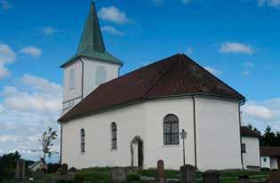 18 Västarvet Rapport 2017 Håby kyrka från sydost, koret tillbyggt 1731. högben, varav ett i fullängd, tjänar som reglar för takkronornas upphängning.
