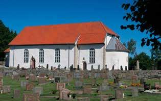 22 Västarvet Rapport 2017 Skee kyrka från sydost. Kyrkan är en av de största medeltidskyrkorna i Bohuslän med ovanligt stort absidkor och brett långhus, indicier på en högättad stiftare.