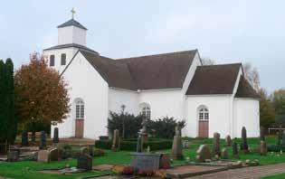 Medeltida taklag 51 Tönnersjö kyrka från sydost. Korsarmarna och tornet tillkom vid mitten av 1800-talet. Tönnersjö Den romanska kyrkan i Tönnersjö består av långhus med smalare absidkor.