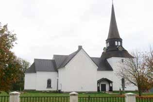 Medeltida taklag 57 Veinge kyrka från norr. Torn och korsarmar tillkom på 1800-talet. Veinge Den romanska kyrkan i Veinge är uppförd av fältsten och består av ett långhus med smalare absidförsett kor.