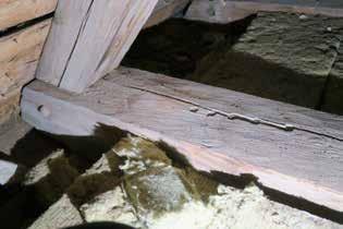 I dess nedre del är en igenmurad ursprunglig ljusglugg med kraftigt skrånande sidor. Trävalvet är isolerat med mineralullsmattor.