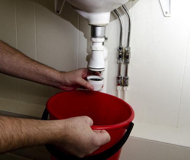 Fixa stopp i vattenlås Tvättställsvattenlås kan det ofta bli stopp i. Detta är lätt avhjälpt om det är ett modernt vattenlås. Börja med att ställa en hink under pungvattenlåset.