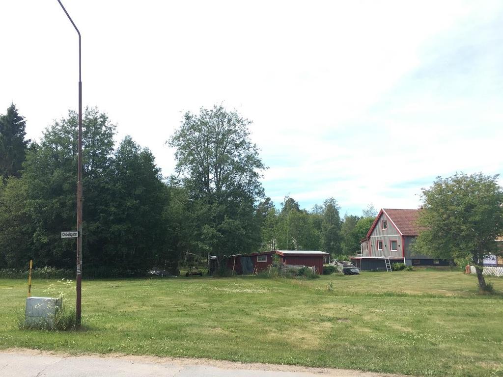 2018-08-20 2018-405-214 10 (17) Planområdets östra del fotograferat från Obbolsgatan. Foto: Tyréns AB. Rekreation och friluftsliv I nära anslutning till planområdet återfinns natur- och grönområden.