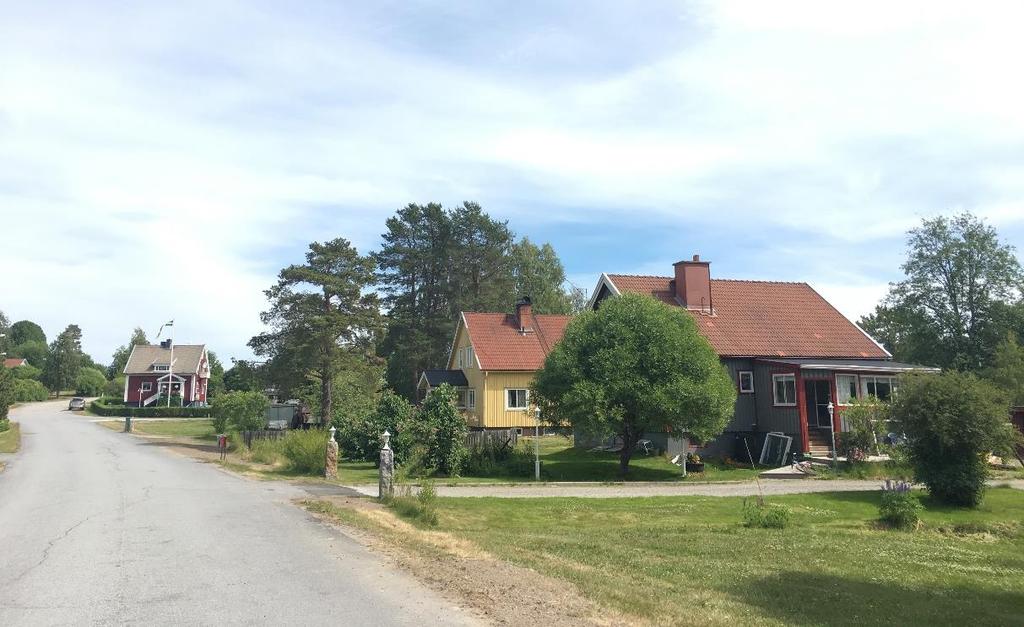 2018-08-20 2018-405-214 11 (17) högst 6 m och huvudbyggnader en högsta nockhöjd om högst 7 m. Ny bebyggelse bedöms inte påverka stads- eller landskapsbilden på ett betydande negativt sätt.