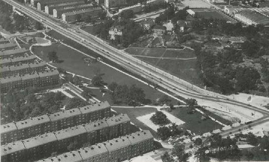 Sida 11 (36) Fredhällsparken 1939. Nya Drottningholmsvägen är nu färdig liksom parkanläggningen. Man kan tydligt se de sparade ekarna.