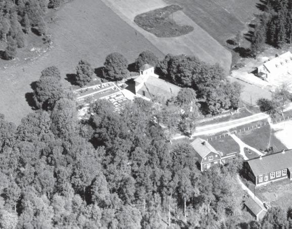 Kyrkogården på fotografi från 1942 med grusgångar mellan rader av grusgravar. ATA. 1800-tal Stenmurar och trädkrans. 1983 Kyrkogårdsutvidgning åt söder.