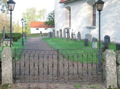 Kyrkogården består av tre kvarter, ett stort söder om kyrkan, ett utsträckt väster och norr om kyrkan samt ett mindre öster och direkt söder om kyrkan. Dessa benämns här för enkelhetens skull A, B, C.