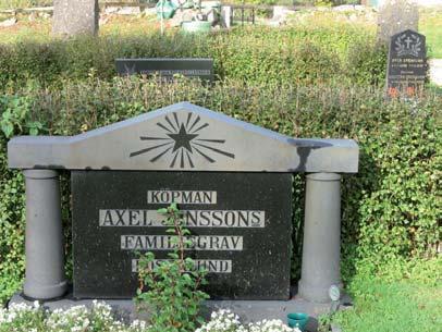 En mindre grusgång ansluter till sakristiporten i norr. Kring kyrkan är en grussträng som dränering. Tidigare fanns gångar mellan gravraderna i södra kvarteret.