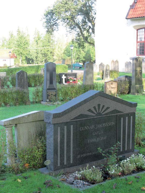 De äldsta vårdarna utgör två gjutjärnskors, det ena från 1848 över makarna Ramberg på Stora Gavlö, det andra från 1851 över majoren och riddaren W M Planting Gyllenbåga på Lilla Gavlö.