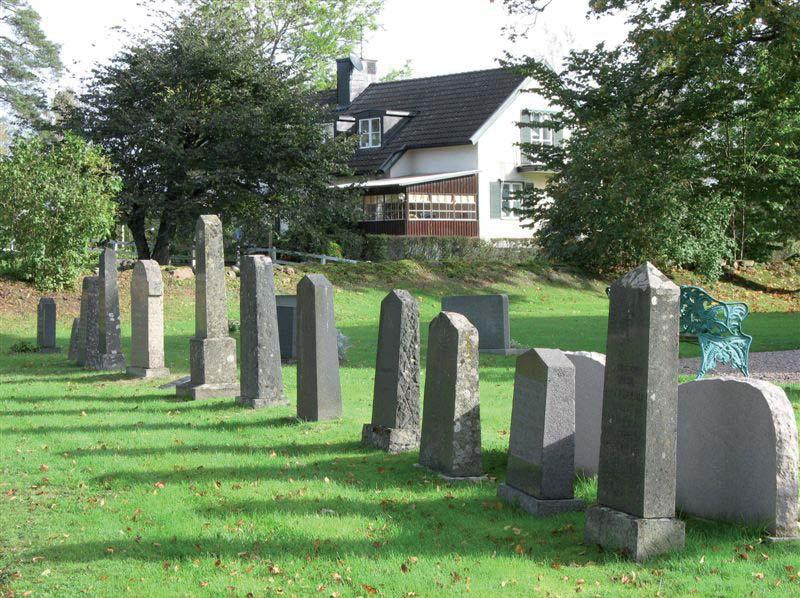 BYGGNADSVÅRDSRAPPORT 2007:14 17 Tre olika vårdar från tidigt 1900-tal, alla av svart granit. Sammanhållen rad av vårdar från omkring 1900 i västra änden av norra kvarteret.