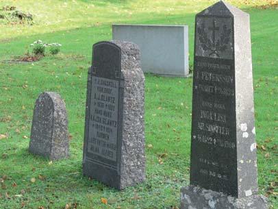 Detta utgörs av en nord-sydlig gravrad vänd mot västra kyrkogårdsmuren och några spridda gravar längst i öster, riktade mot öster.