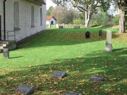 Gravvårdstyper Raden längst i väster är mycket enhetlig och består av ett tiotal resta vårdar från 1851-1922 i främst svart granit.