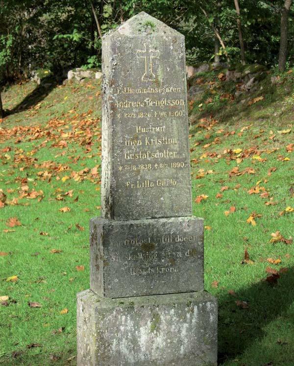Den äldsta vården är en obelisk rest över kammareherren friherre G B Fägerskiöld med fru på Dannäs säteri. Över ättlingen, överstelöjtnanten RSO friherre C P P Fägerskiöld står en vård från 1894.