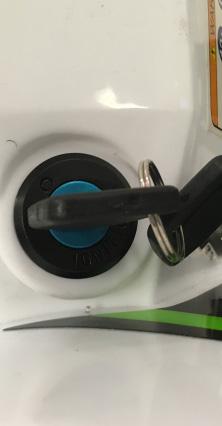 HASTIGHETSBEGRÄNSNING Fordonet är försett med en ska. hastighetsbegränsare som ger möjlighet att begränsa hastigheten elektroniskt.