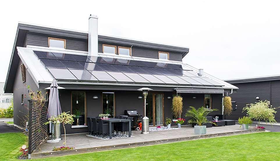 Offert jämförelse I offerten finns två effektvärden (kw eller kwp) Total moduleffekt (antal moduler x moduleffekt) i vårt fall 8 000 Wp ( = 8 kwp) Antal