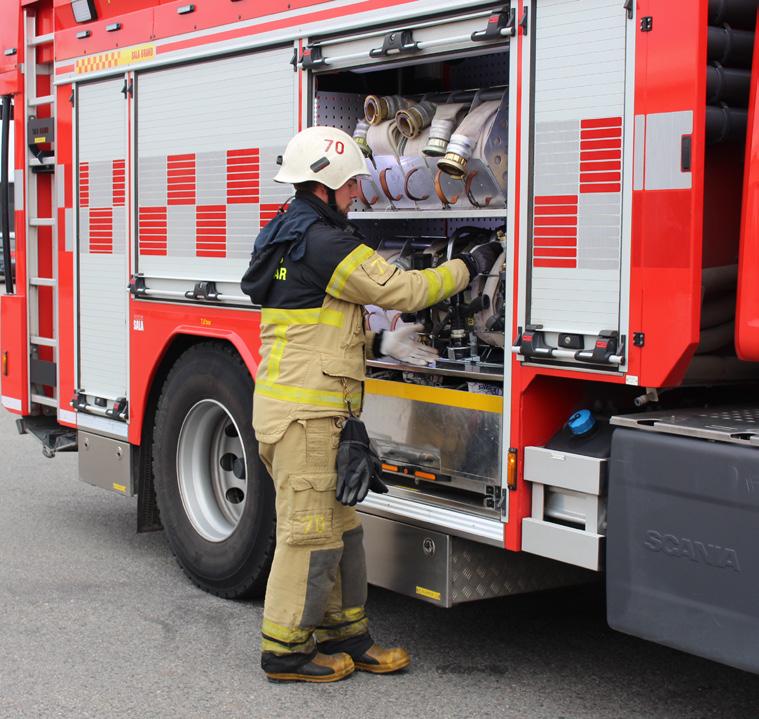 Räddningstjänstens skyddsutrustning och material I het zon kan livräddning och undsättning av kontaminerade i de flesta fall utföras i branddräkt och andningsskydd som vid behov kan kombineras med