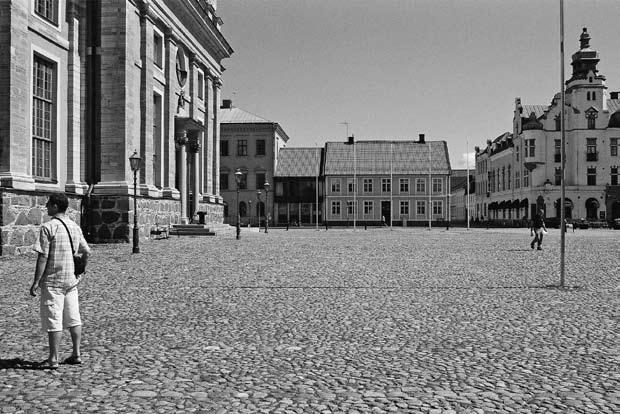 ARKITEKTUR SOM KONST SOM ARKITEKTUR Fredrik Stenberg Kalmar har inom loppet av några år producerat två byggnadsverk som kan illustrera en intressant utveckling där arkitektur och konst har börjat