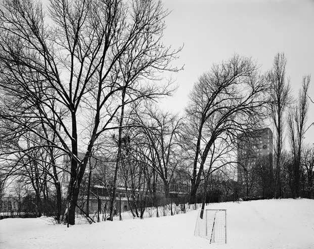 4x5=20 TANKAR OM ARKITEKTURFOTOGRAFI Johan Fowelin Låt mig börja med att slå fast att arkitekturfotografi är reklamfotografi.