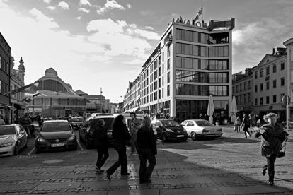 ETT KNÄCKANDE HUS Gert Wingårdh Hotell Avalon ligger centralt vid Kungstorget innanför Vallgraven i Göteborg. Platsbildningen är komplex.