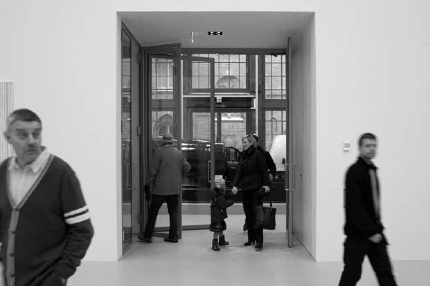 DET INEXAKTISTISKA MANIFESTET Mikael Askergren Den före detta turbinhallen har delats i tre salar.